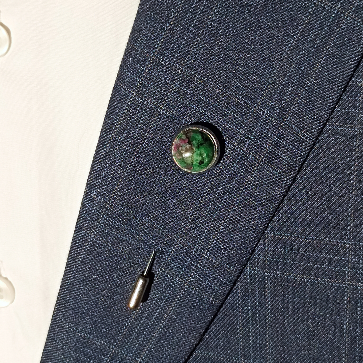 Kravatinõel vääriskiviga verekivi