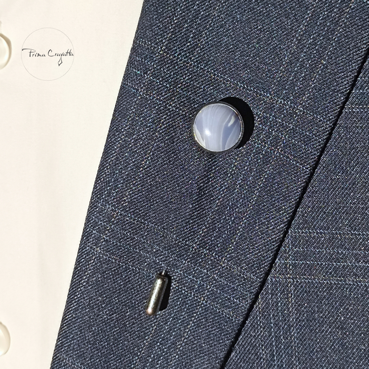 Kravatinõel helesinise poolvääriskiviga